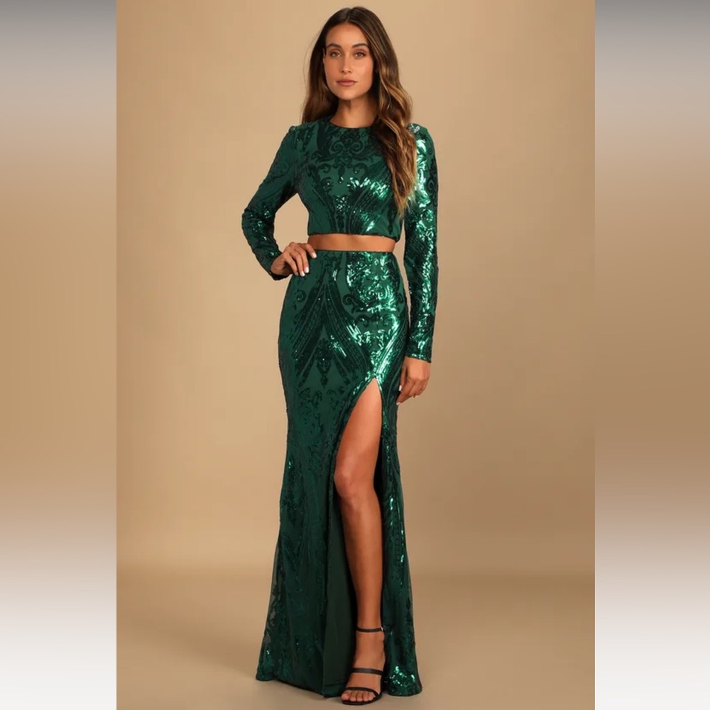 Lulu’s Luxe Aesthetic Green Sequin Long Sleeve Two-Piece Maxi Dress. Size Large.